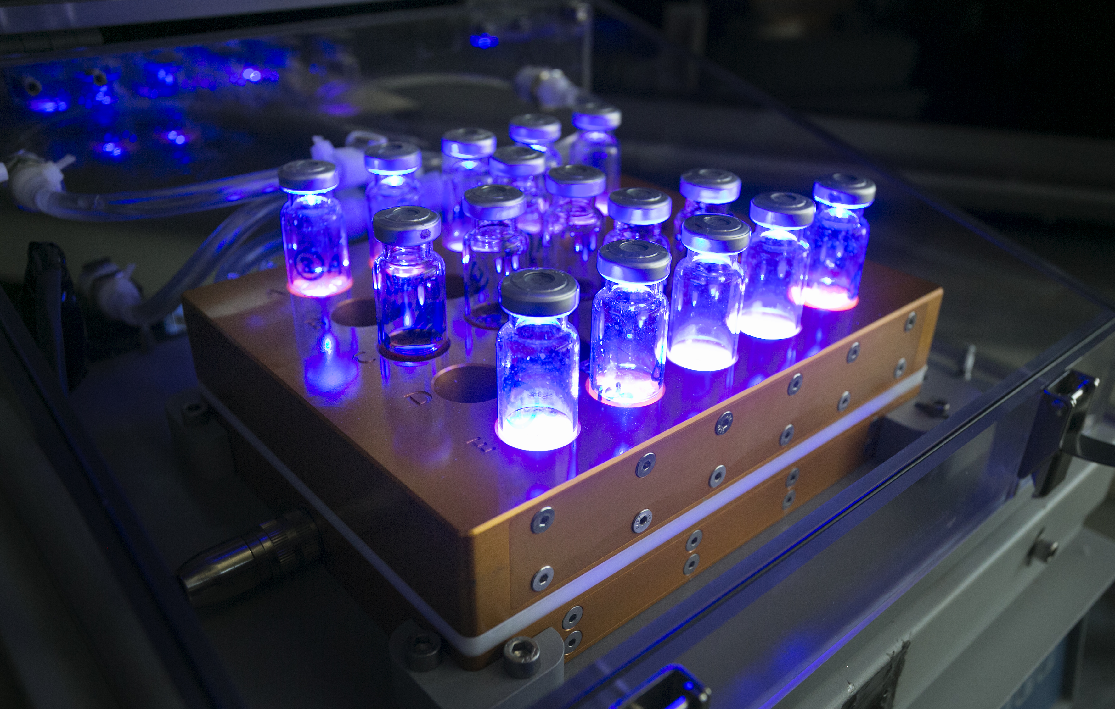 Laboratoryscale photoreactors for highthrougput experimentation